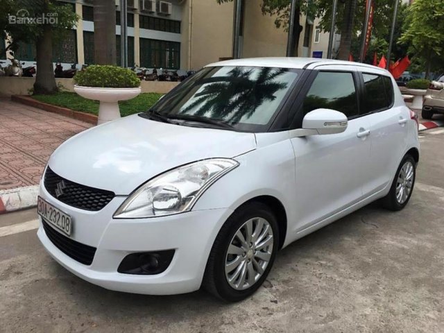 Cần bán gấp Suzuki Swift 1.4 AT năm sản xuất 2014, màu trắng