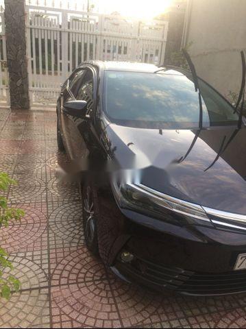 Cần bán Toyota Corolla Altis 2.0V năm 2018, màu đen  