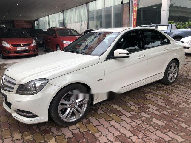 Bán xe Mercedes C200 năm sản xuất 2011, màu trắng chính chủ, giá 725tr