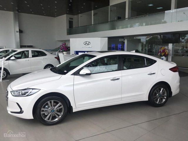 Bán Hyundai Elantra 2.0 AT, có sẵn, hỗ trợ vay đến 90%, với quà tặng cực hấp dẫn