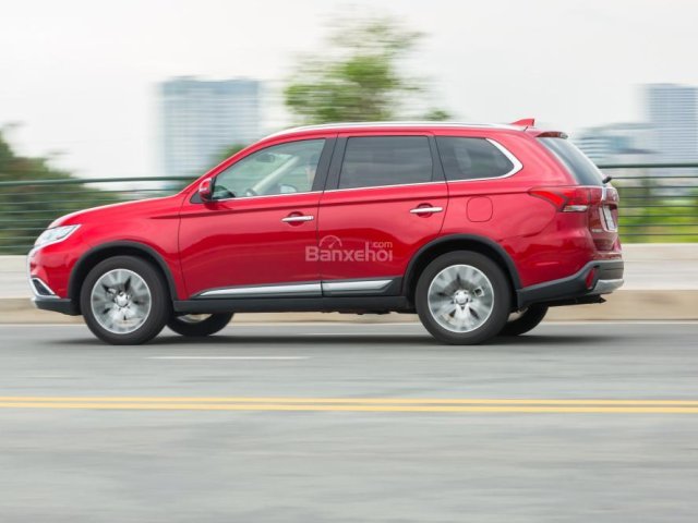 Bán xe Outlander tại Đà Nẵng, số tự động, 1 cầu, xe mới 2018, hỗ trợ giao xe nhanh, LH Quang: 0905.59.60.67