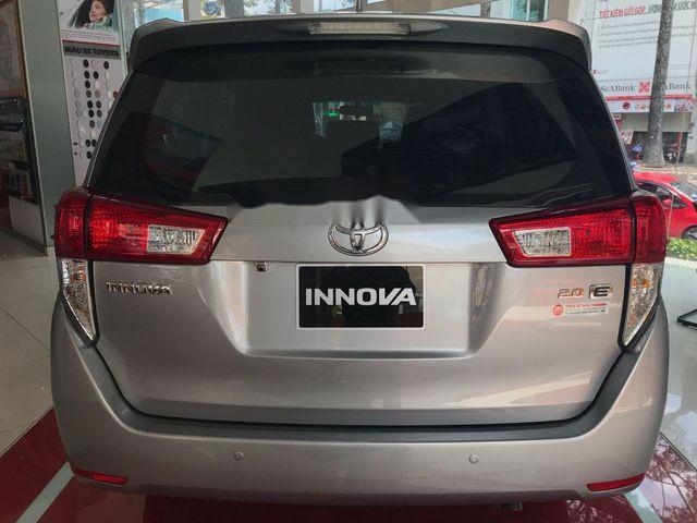 Bán xe Toyota Innova sản xuất 2018, màu bạc