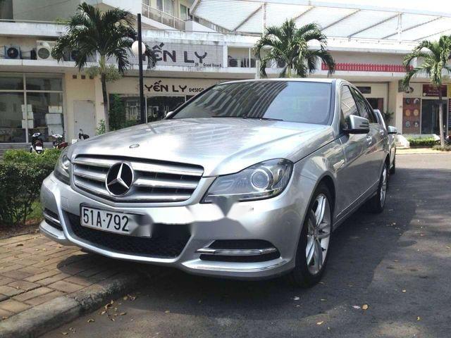 Bán xe Mercedes C200 năm sản xuất 2014, màu bạc