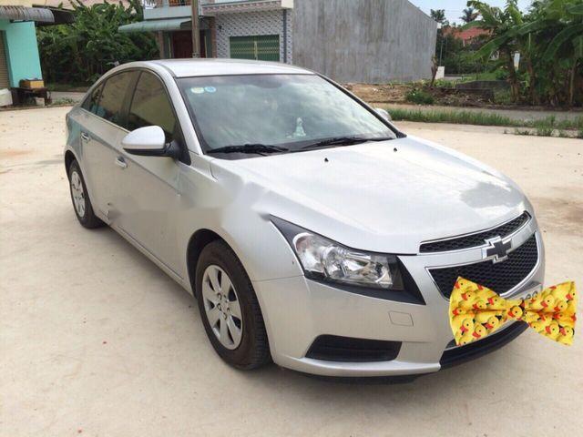 Cần bán Chevrolet Cruze năm sản xuất 2010, màu bạc số sàn