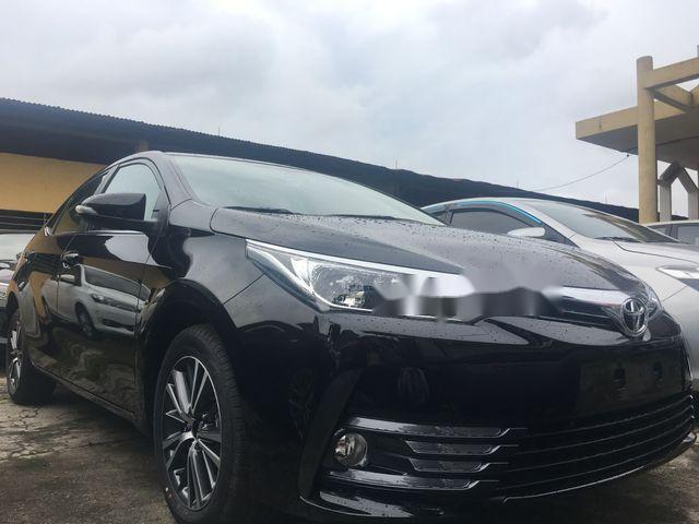 Cần bán lại xe Toyota Corolla altis 1.8G đời 2018, màu đen