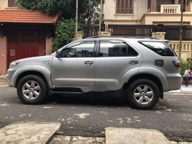 Cần bán gấp Toyota Fortuner 2.7V năm 2009, màu bạc số tự động