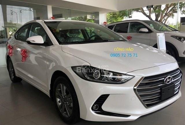 Bán xe Hyundai Elantra 2018 2.0, có sẵn tại showrom, hỗ trợ vay đến 90%
