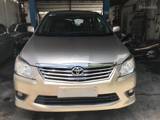 Cần bán lại chiếc Toyota Innova E sản xuất 08/2012, màu nâu vàng