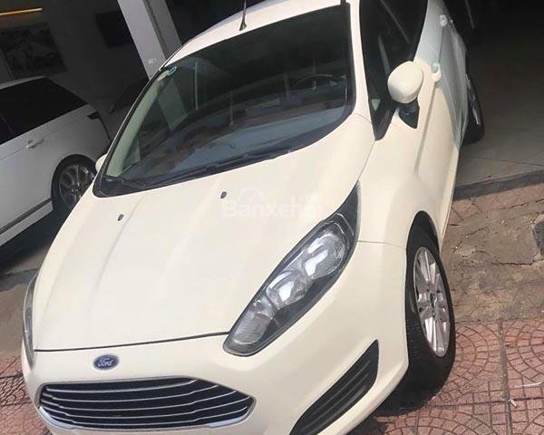 Cần bán xe Ford Fiesta AT năm sản xuất 2015, màu trắng, giá 425tr