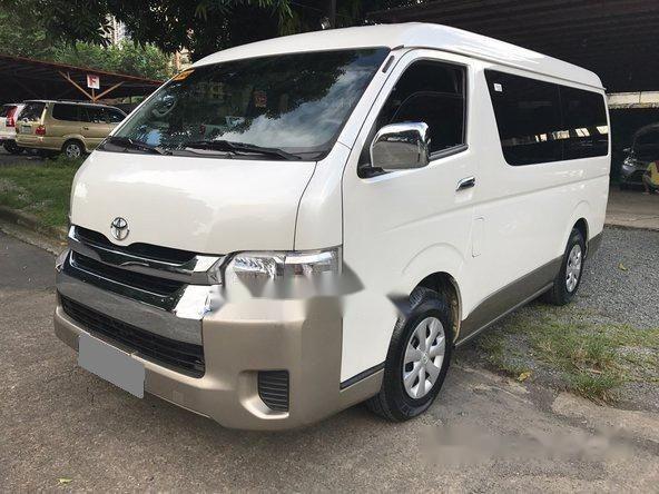 Cần bán xe Toyota Hiace năm sản xuất 2017, màu trắng, xe nhập như mới