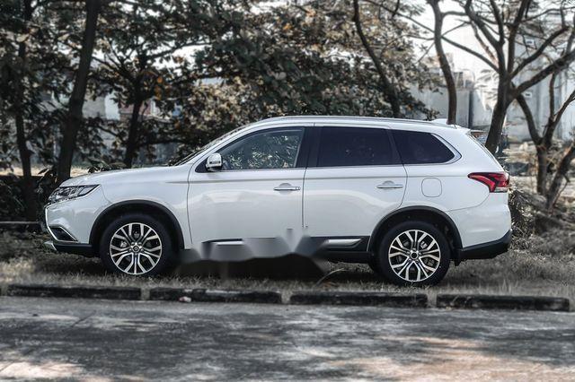 Cần bán xe Mitsubishi Outlander 2018, màu trắng  