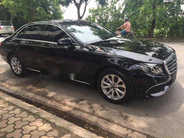 Bán xe Mercedes E200 đời 2017, màu đen