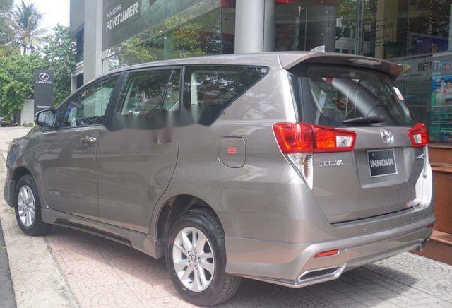 Bán Toyota Innova 2.0E năm sản xuất 2015, màu xám, giá tốt