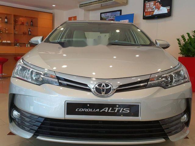 Cần bán Toyota Corolla altis 1.8G năm sản xuất 2018, màu bạc, 790tr