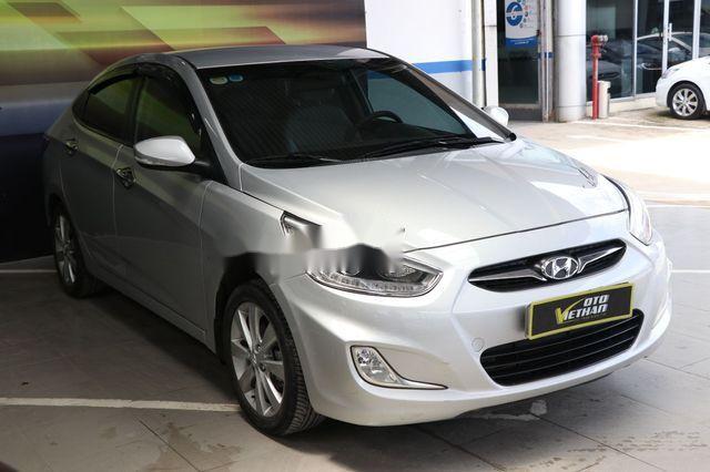 Cần bán Hyundai Accent Blue 1.4AT 2016, màu bạc giá cạnh tranh