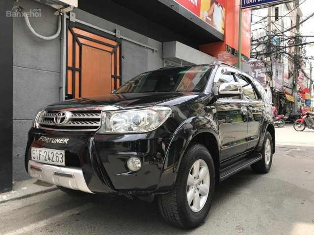 Cần bán Toyota Fortuner V 2010 màu đen