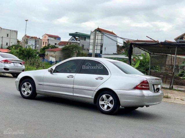 Cần bán gấp Mercedes c180 năm sản xuất 2003, màu bạc 