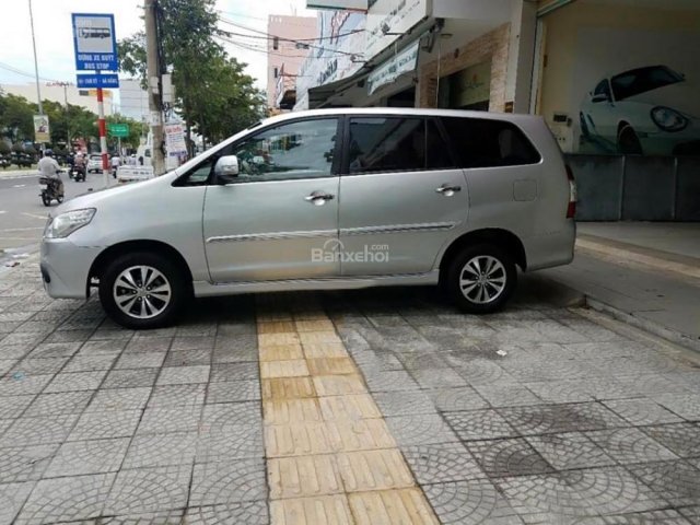 Cần bán Toyota Innova 2015, màu bạc