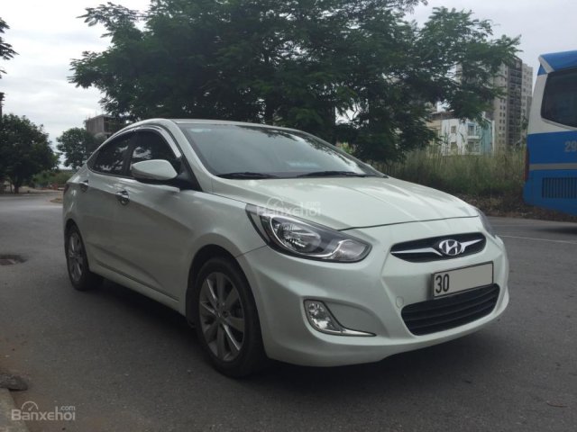 Cần tiền bán gấp Hyundai Accent 2012 AT, nhập khẩu màu trắng