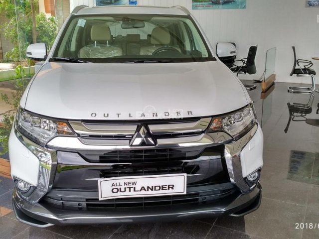 Bán Mitsubishi Outlander 2.0 CVT 2018, màu trắng giá 808 triệu tại Quảng Bình - Liên hệ 0982.970.173