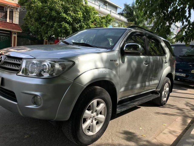 Bán Toyota Fortuner 2.7 AT, màu bạc