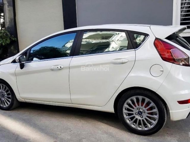 Gia đình bán xe Ford Fiesta S 1.0 AT Ecoboost 2015 màu trắng tinh khôi, biển đẹp đi mới 30.000km
