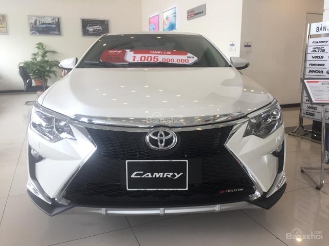 Bán Toyota Camry 2.0E màu trắng giao xe ngay, khuyến mãi hấp dẫn, hỗ trợ trả góp