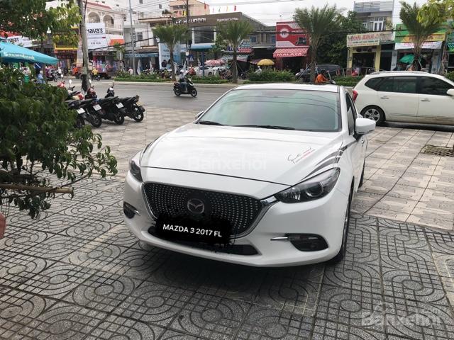 Bán Mazda 3 FaceLift 1.5AT màu trắng số tự động bản sedan sản xuất 2017, biển tỉnh, lăn bánh 6.800km