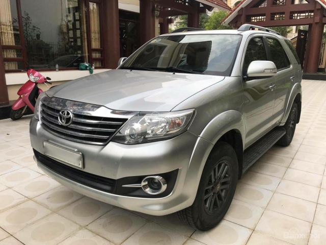 Bán xe Toyota Fortuner năm 2015 màu bạc, AT, tên công ty xuất hoá đơn cao