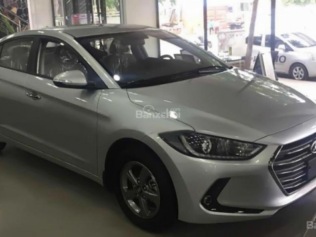 Cần bán Hyundai Elantra 1.6 MT đời 2018, màu bạc