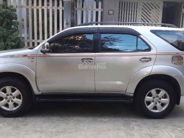 Gia đình bán xe Toyota Fortuner màu bạc, xe sản xuất và đăng kí sử dụng lần đầu T12/2009