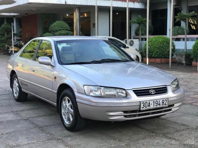 Bán Toyota Camry MT đời 2002, màu hồng, nhập khẩu nguyên chiếc còn mới, giá chỉ 235 triệu