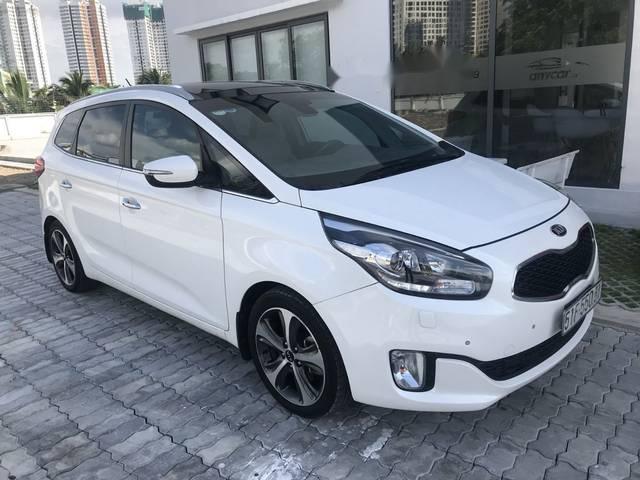 Cần bán xe Kia Rondo đời 2015, màu trắng xe gia đình