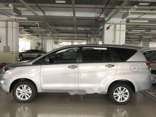 Cần bán Toyota Innova đời 2018, màu bạc giá cạnh tranh