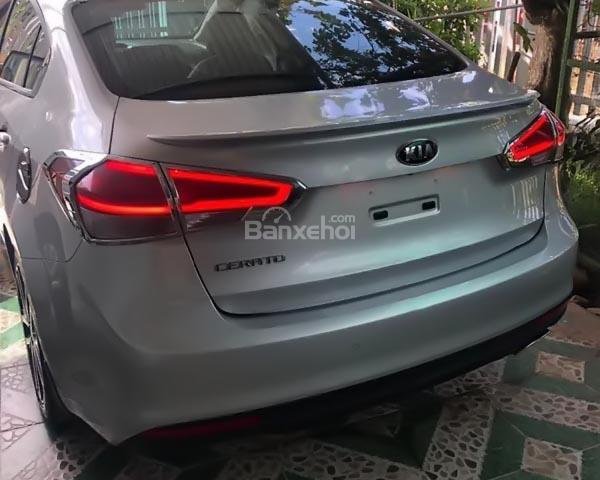 Bán Kia Cerato 1.6 AT đời 2017, màu bạc chính chủ, 570tr