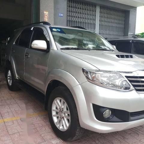 Gia đình bán ô tô Toyota Fortuner sản xuất năm 2013, màu bạc