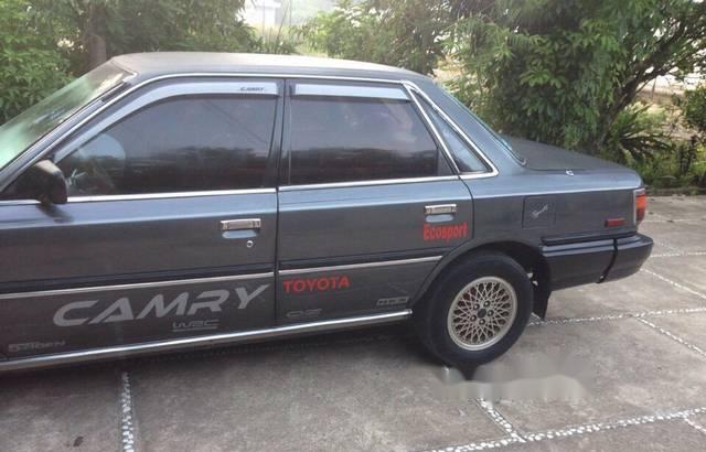 Bán Toyota Camry năm 1988, màu xám 