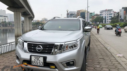 Cần bán gấp Nissan Navara 2.5 AT năm 2015, màu bạc  