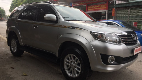 Salon bán Toyota Fortuner 2.5G MT đời 2013, màu bạc