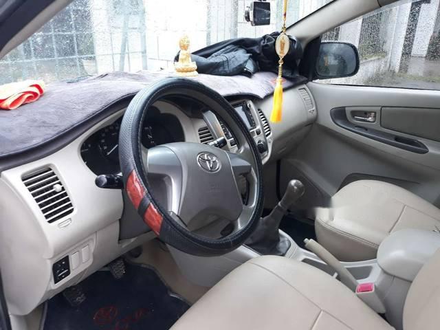 Cần bán lại xe Toyota Innova sản xuất năm 2014, màu bạc