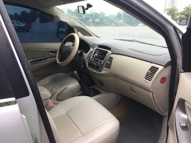 Cần bán xe Toyota Innova 2.0E sản xuất năm 2013, màu bạc như mới, chính chủ