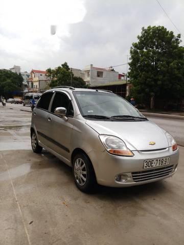 Cần bán lại xe Chevrolet Spark đời 2010, màu bạc xe gia đình 