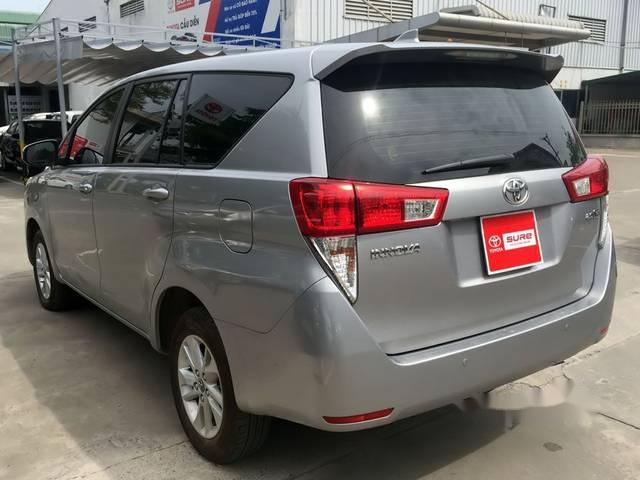 Cần bán xe Toyota Innova E sản xuất năm 2017, màu bạc như mới, giá tốt