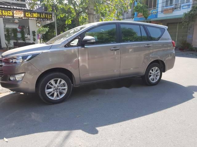 Cần bán xe Toyota Innova sản xuất năm 2017 chính chủ