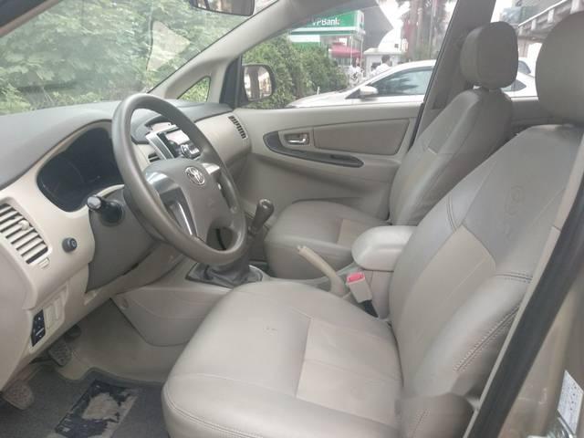 Cần bán gấp Toyota Innova đời 2016, màu bạc số sàn, 648tr