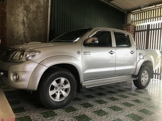 Bán xe Toyota Hilux 2010 màu bạc