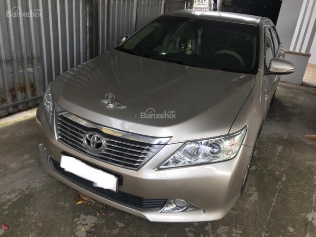 Bán Toyota Camry 2.0E 2014, đúng chất xe lướt, màu vàng cát, giá TL, hỗ trợ góp