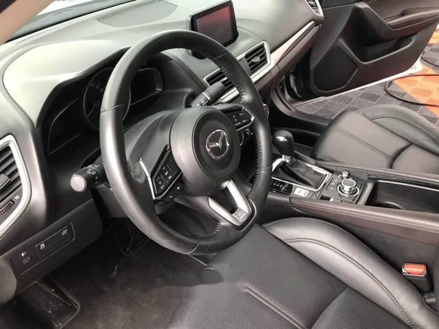 Cần bán gấp Mazda 3 Facelift 2017, màu bạc, giá 688tr