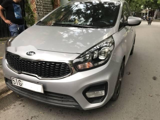 Bán Kia Rondo đời 2017, màu bạc, giá 576tr