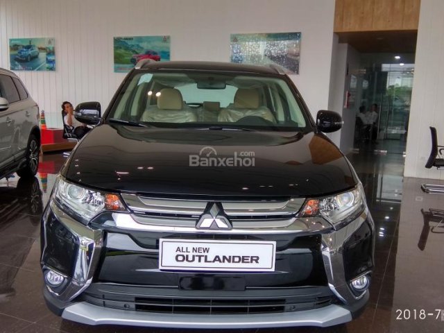 Bán xe Mitsubishi Outlander 2.0 CVT màu đen, có đủ màu, giao ngay ở Quảng Bình, Quảng Trị